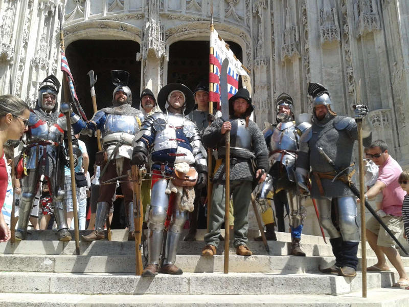 Loups de Coucy en armure devant la porte de la cath�drale de Beauvais