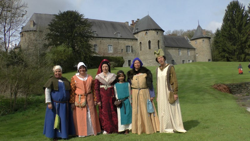 Dames devant le chateau de Corroy