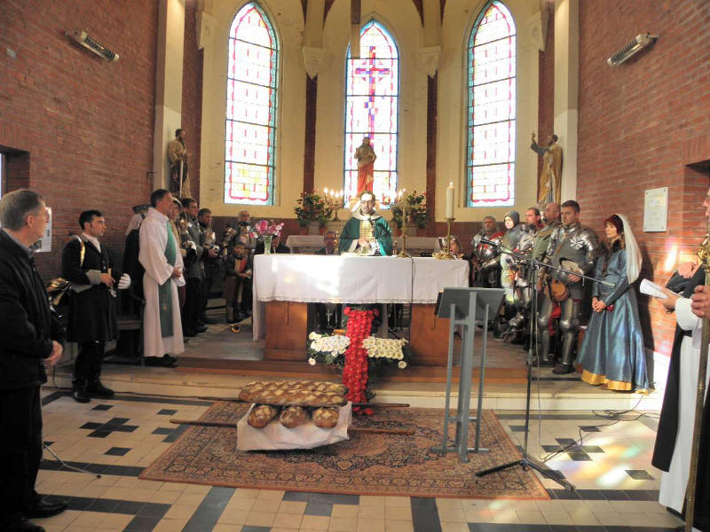 Chacun s'empresse de se rendre � l'�glise