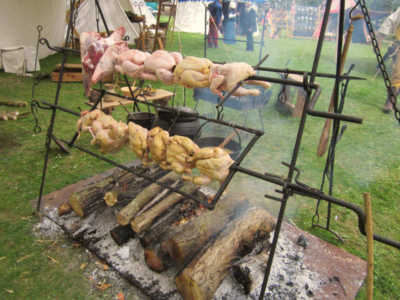 Le repas fut si abondamment servi, qu’on ne pourroit compter le nombre de mets.