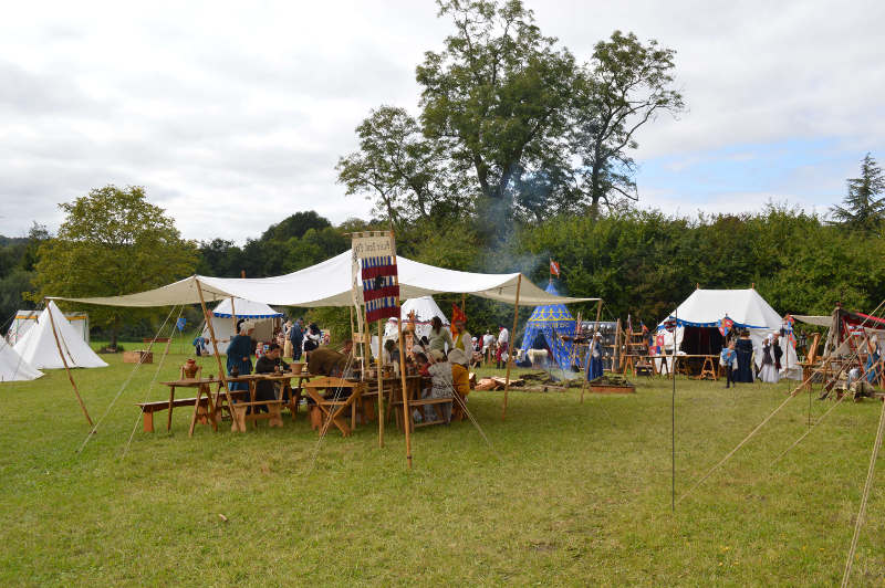 Les dames et les chevaliers assistent au festin