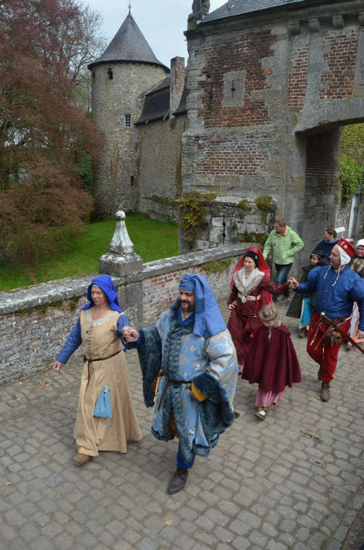 Les chevaliers donnent la main aux dames