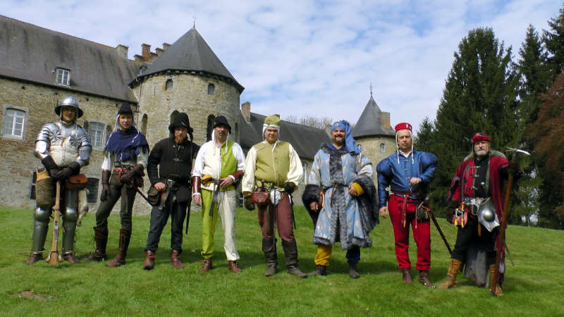 Venoient ensuite les champenois et les Bourguignons, fort bien habillés