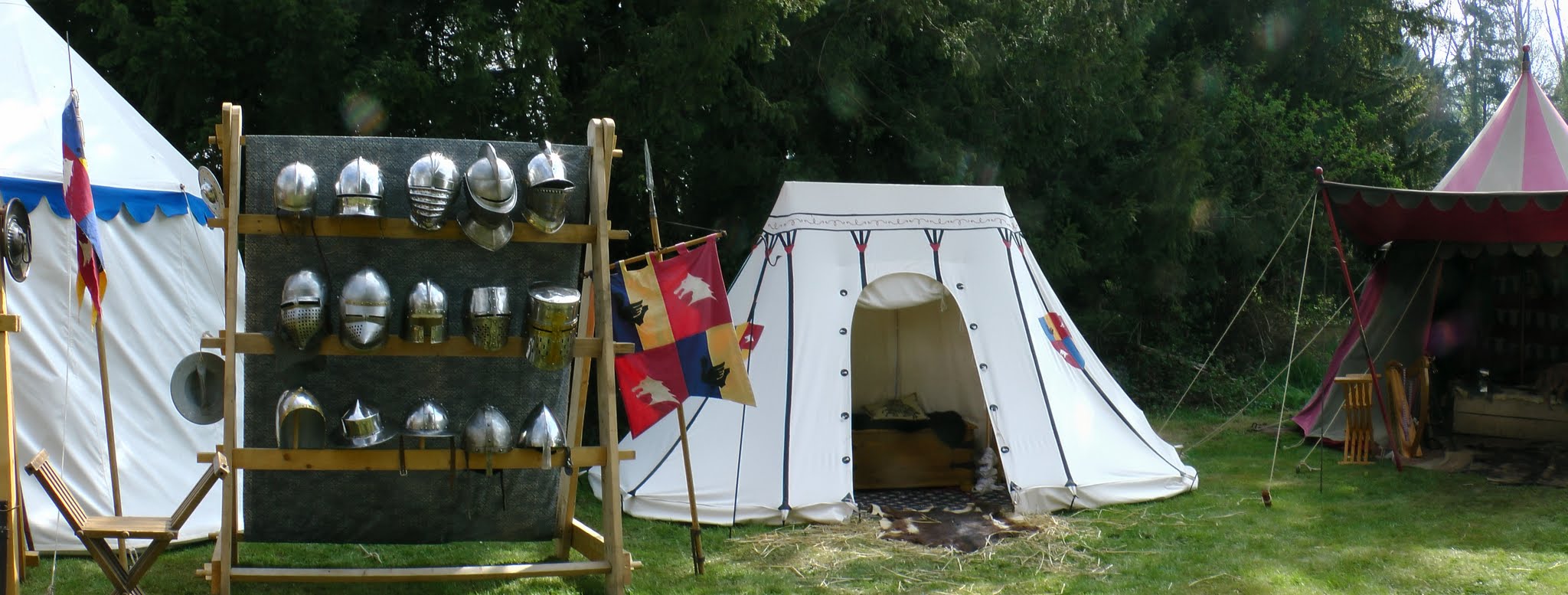 La tente � c�t� du pr�sentoir � casques