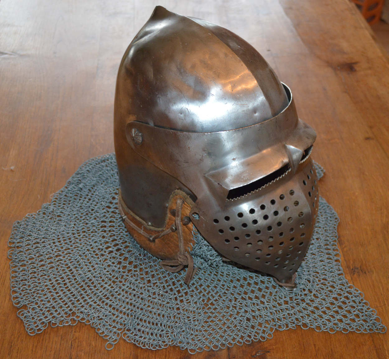 Bacinet à museau de chien, avec son camail...