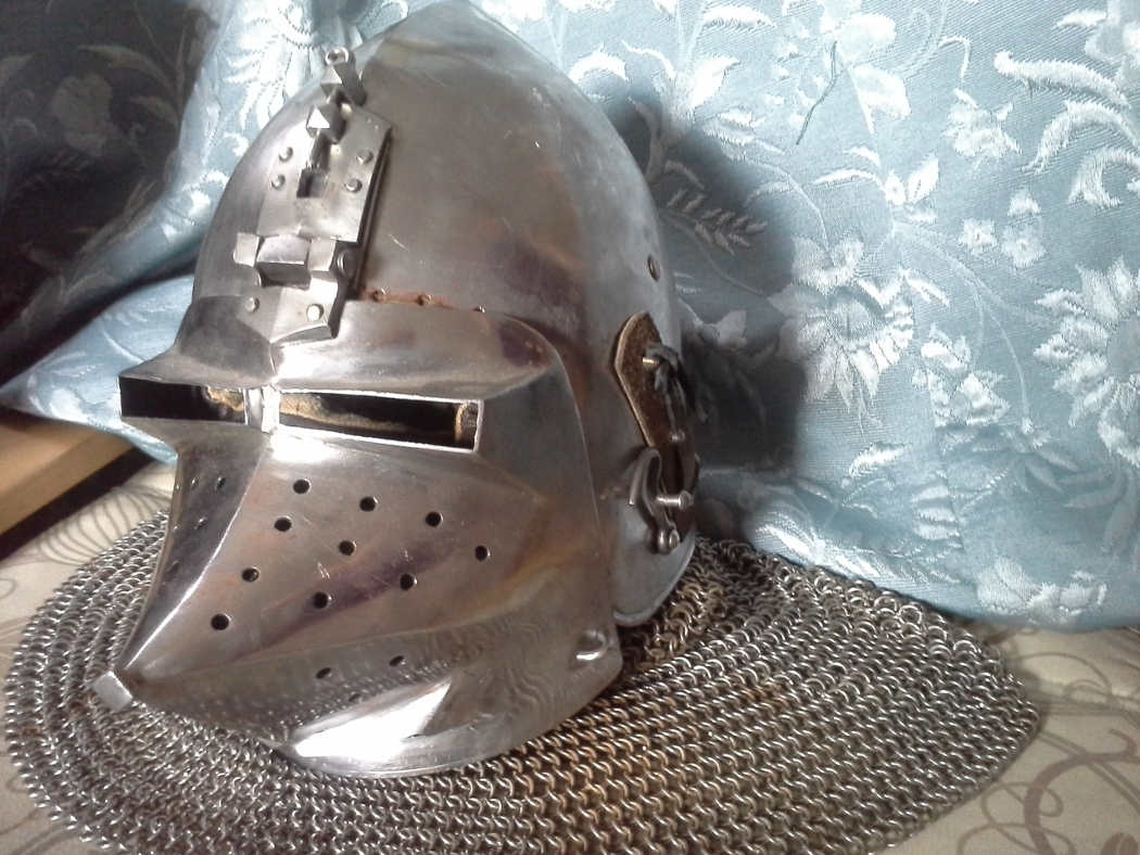 Bacinet klappvisor, vu de face...